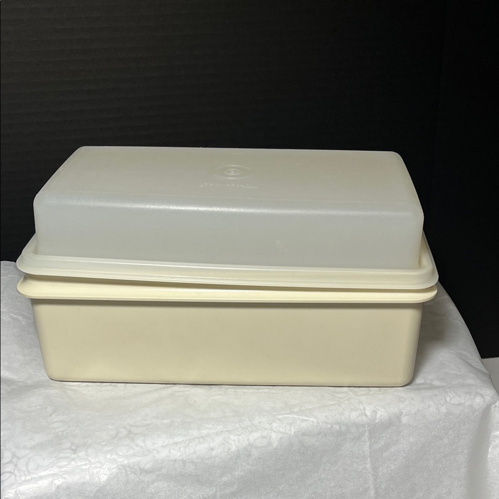 3 for $30 Tupperware Loaf Keeper 1508-2 with Lid 1508-1